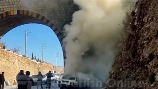 آتشسوزی پراید پس از برخورد با پایه پل ورودی یاسوج