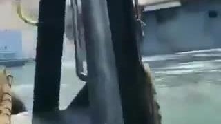 ♻️#فوری /اولین تصاویر از حمله موشکی و پهپادی حوثی های یمن به ناوشکن آمریکایی منتشر شد!!