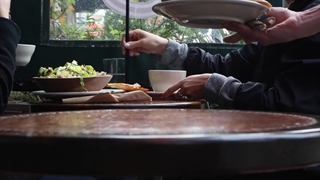 برای ترمیم تاندون دست چی بخوریم