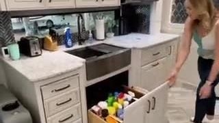 اینو بخری بشینی پشتش یه نوار ... بذاری، خانومت هم بشینه کنارت پرتقال پوست بکنه تو جاده.