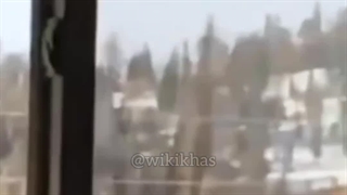 ماتریکس❌️داخل آینه رو که نشون میده داره برف میباره ولی بیرون هوا صافه.(منتشرش کنید)