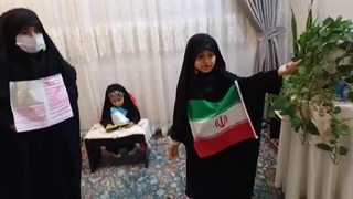 اجرای یک نمایش جالب از دختران =)