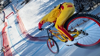 حرکات نمایشی با دوچرخه روی برف