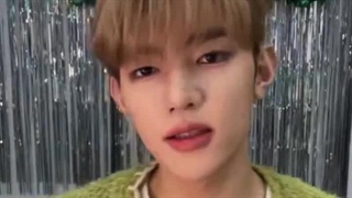 قسمتی از لایو وییبو ژانگ هائو در حال خوندن i wanna know