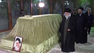 حضور رهبر معظم انقلاب در حرم مطهر امام خمینی(ره) رهبر کبیر انقلاب - ۱۴۰۲/۱۱/۱۱