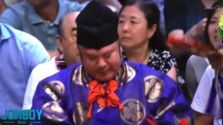 بیرون افتادن داور از رینگ سومو و بیهوش شدنش