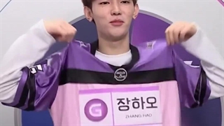 یکسال پیش همچین روزی اولین میم ژانگ هائو به وجود امد و ان این بود...