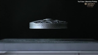 سکه جدیدی که در هوا معلق می ماند و در تاریکی نورانی می شود