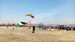 اجرای حرکات نمایشی  چتربازان بر فراز میدان آزادی ۲۲ بهمن ۱۴۰۲ - ابوالفضل لوشکانی