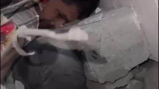 14021129: تلاش یک فلسطینی برای نجات دوستش از زیر آوار در غزه