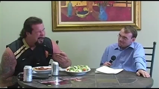 غذا خوردن کوین نش هنگام مصاحبه