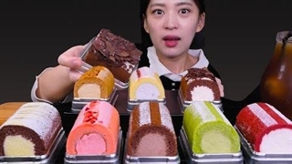 اسمرفود sinae asmr : چالش خوردن کیک رولی خامه ای [موز شکلاتی، تمشک، کیک رولی چای سبز] (موکبانگ) - موج کره ای