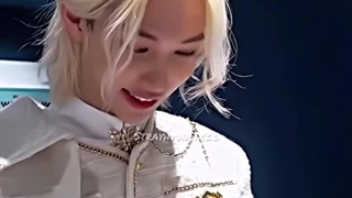 وقتی فیلیکس با برف برای هیونجین قلب درست میکنه :) هیونلیکس