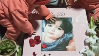 حضور چهار قلوهای کرمانی بر مزار دختر شهید کاپشن صورتی و گوشواره قلبی (ریحانه)