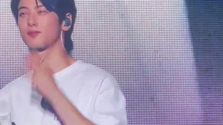 اجرای آهنگ Rainbow falling با دونگمینی