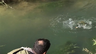 صید قزل آلا در رودخانه با قلاب در برنامه گروه کولی، ماهیگیری در ایران