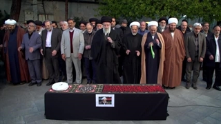 اقامه نماز میت توسط رهبر معظم انقلاب بر پیکر آیت‌الله امامی کاشانی