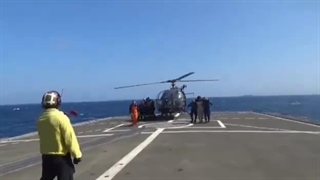 نیروهای آمریکایی در حال تخلیه زخمی های کشتی مورد اصابت قرار گرفته رزمندگان یمن هستند