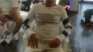 ایرج الهی بازیگر درحال گریم معتاد و شباهت عجبی به بهروز وثوقی در فیلم گوزنها و بازی جالبش در موزیک ویدئو جنسش خوب نیست