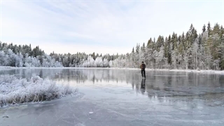 اسکیت روی یخ در دریاچه کوچک