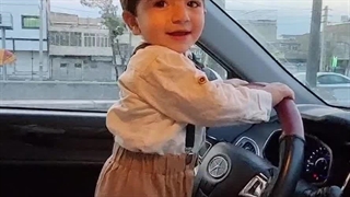 ازدحام جمعیت لحظه سال تحویل ۱۴۰۳ بهشت زهرا در کنار مادر و پدر