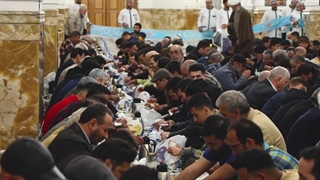 خدمت به این ضیافت، افتخار است / سفره های افطاری حرم چگونه آماده می‌شود؟!