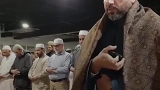 استفاده از موبایل وسط نماز توسط امام جماعت!!!