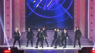 اجرای STRAY KIDS کاور آهنگ Sherlock از گروه Shinee در فن میتینگ 2024 ( SKZ magic school)