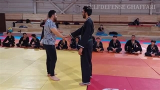 یک روش آسان ولی بسیار کاربردی برای رهایی مچ دست و قفل و دستگیری(توضیحات ویدیو را بررسی کنید)