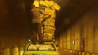 تاکسی حامل بار نامتعارف در تونل امیرکبیر تهران