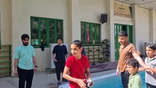 در حاشیه اردوی میثاق 2 در پادگان دوکوهه حضور نوجوانان کنار حسینیه حاج همت - فروردین 1403