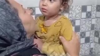 یسنا در آغوش مادرش