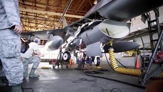 نیروهای تعمیر و نگهداری نیروی هوایی ایالات متحده در حال کار