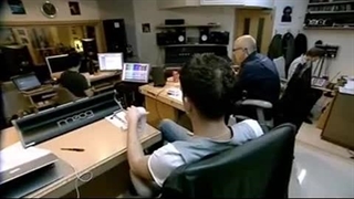 برایان انو با اعضای بند کلدپلی در حال آهنگ سازی در سال 2007 2008