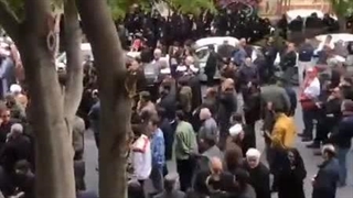 ازدحام و عزاداری مردم تبریز مقابل خانۀ شهید آیت‌الله آل‌هاشم امام‌جمعه فقید شهر در سانحه هوایی