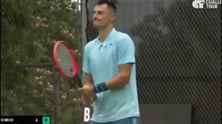 مشاجره تنیسور استرالیایی وسط مسابقه با دوست دخترش