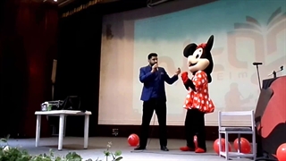 اجرای نمایش کودکانه در جشن مدرسه