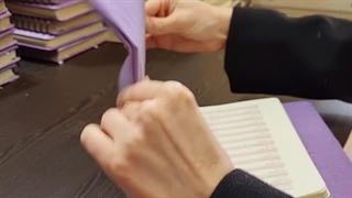 فیلم کوتاه از آماده سازی و بسته بندی هدایای تبلیغاتی شرکت مبلمان روسا هوم