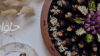 سینی «گرد خرما مغزدار کلاسیک با تزئینات آجیلی»