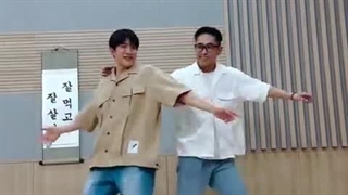 آپدیت استوری اینستاگرام جین جین به همراه house _teakدنسر ترجمه استوری: خیلی وقت بود آنقدر خوشحال نبودم