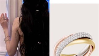 جیسو از حلقه‌ های کارتیه به عنوان اکسسوری‌ برای موهاش استفاده کرده که خیلی وایرال شده و تمام مجله ها دارن ازش حرف میزنن