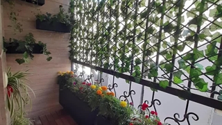 بالکن خونه با فلاورباکس و ترمو وود اینجوری با صفا میشه (تیم سورن بام )