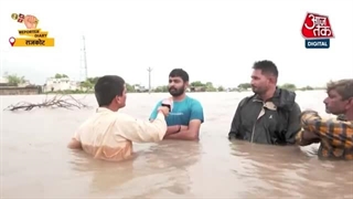 سیل هولناک در هند / تصویر عجیب خبرنگار در آب